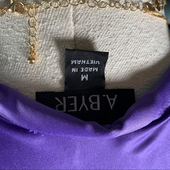 A. Byer purple ruffle v-neck racer back sleeveless satin blouse size medium - Picture 3 of 5